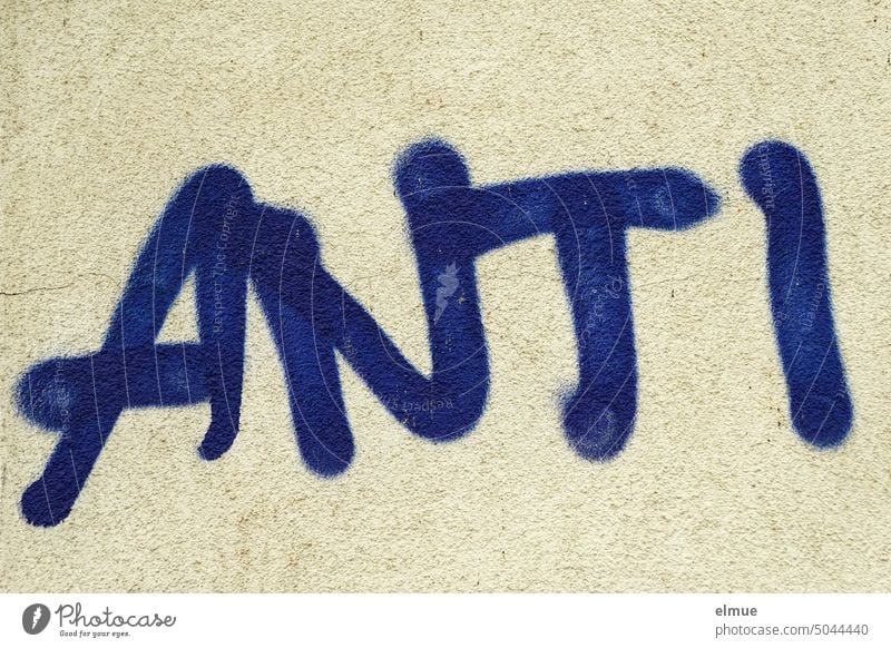 ANTI  steht in dicken blauen Druckbuchstaben an der Hauswand anti gegen Graffiti dagegen Meinungsäußerung Ablehnung Schmiererei Jugendsprache Schriftsprache