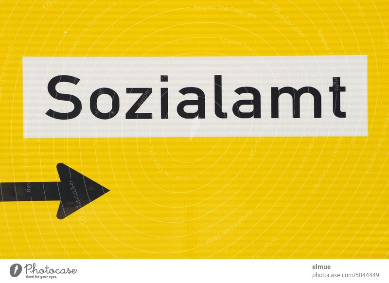 gelbes Hinweisschild mit Pfeil  - Sozialamt - Schilder & Markierungen Behörde Orientierung Sozialhilfe Sozialhilfeleistungen Antrag auf Sozialhilfe