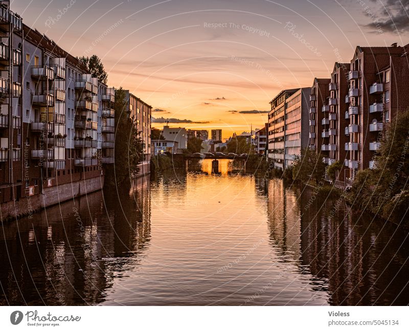 Sonnenuntergang an Südkanal Hamburg Kanal Wohnungen orange Mietwohnung Hochhaus Brücke Abend Spiegelung Balkon