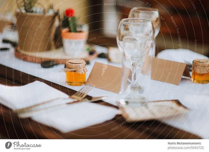 Hochzeitsdekoration Tisch in Gelbtönen Boho braun braun und weiß Dekoration & Verzierung speisend Abendessen elegant Glas Brille Reichtum im Freien Party