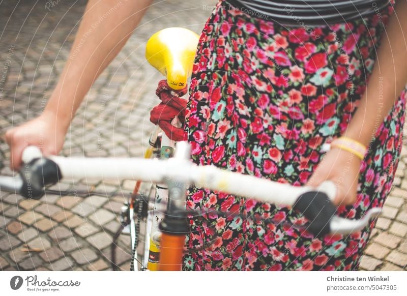 Eine junge Frau und ihr Rennrad Fahrrad Fahrradfahren Straße Wege & Pfade Junge Frau Freizeit & Hobby Verkehrsmittel Mobilität Leeze Fahrradtour