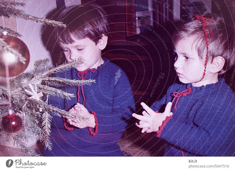 andächtig... Weihnachten & Advent Kind Kindheit Kindererziehung Schwester Geschwister Mädchen Zusammensein Freude beten Gebet Hände gefaltet