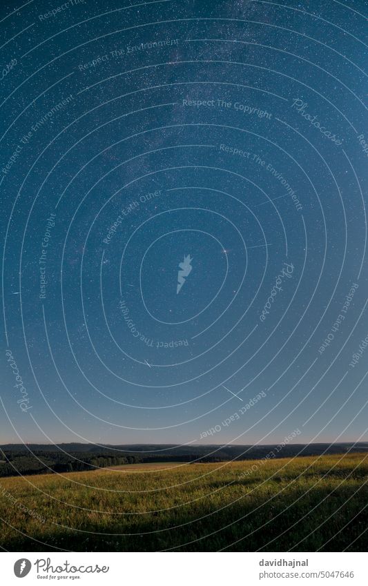 Der Perseiden-Meteoritenschauer am 12. August 2022, fotografiert vom Gipfel des Witthoh bei Tuttlingen. im Freien reisen schön Wissenschaft Licht