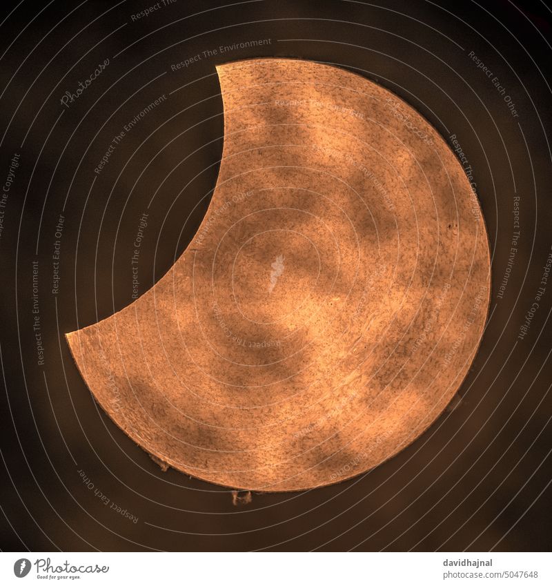 Partielle Sonnenfinsternis, fotografiert am 25. Oktober 2022 mit einem H-alpha-Sonnenteleskop aus Mannheim. partiell solar Finsternis Mond Mond- Schatten