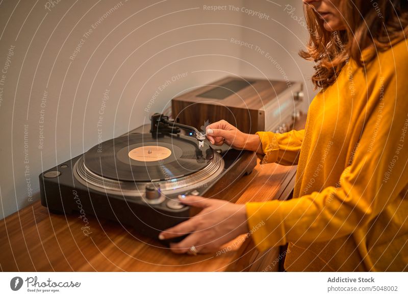 Crop Person spielt Musik auf einem alten Plattenspieler Plattenteller Spieler Frau Aufzeichnen spielen Griffel retro Vinyl Klang altehrwürdig altmodisch meloman