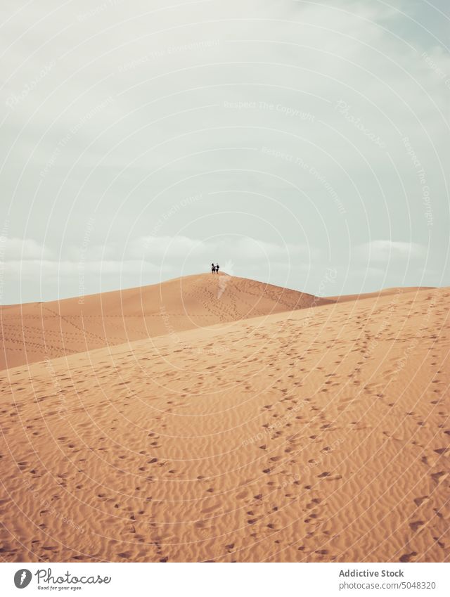 Spaziergänger auf einer Sanddüne Menschen Spaziergang Düne wolkig Himmel Reisender Meeresufer Strand Urlaub Maspalomas Gran Canaria Kanarische Inseln Spanien