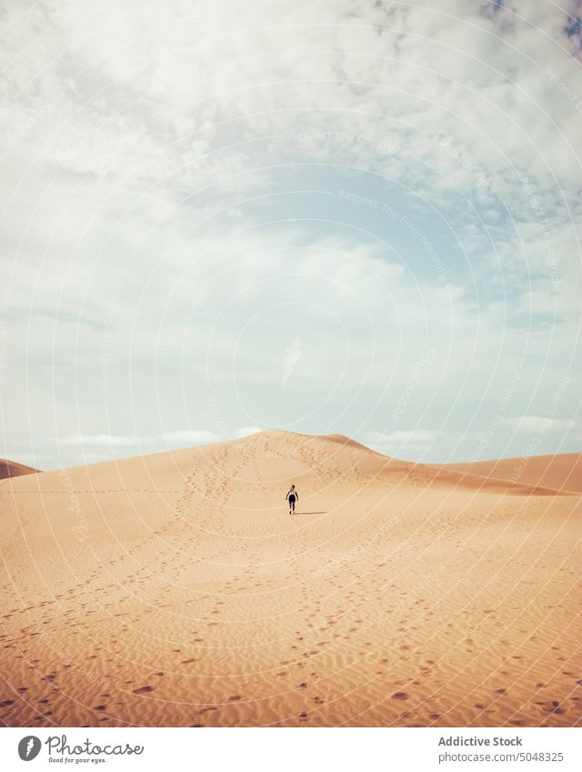 Anonyme Frau geht auf einer Düne wüst bewundern Strand Tourist erkunden Blauer Himmel Sand Maspalomas Gran Canaria Kanarische Inseln Spaziergang Spanien