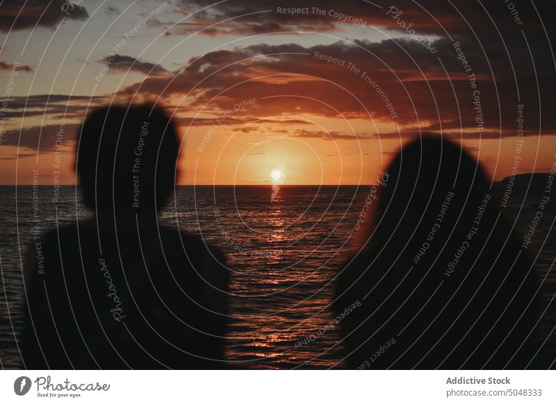 Paar gegen Meer und Sonnenuntergang Himmel MEER Strand bewundern wolkig winken Resort Termin & Datum Maspalomas Gran Canaria Kanarische Inseln Spanien