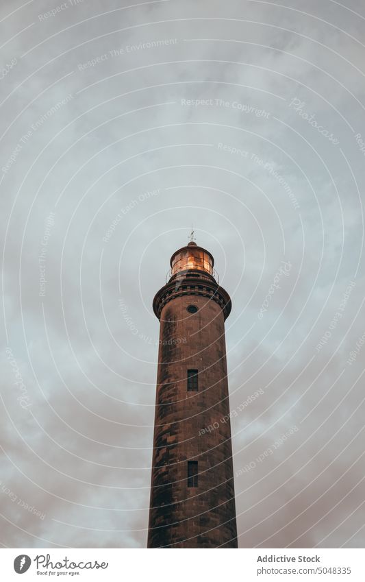 Leuchtturm gegen bewölkten grauen Himmel wolkig Wetter Turm navigieren Anleitung Wahrzeichen Gebäude Maspalomas Gran Canaria Kanarische Inseln Spanien trist