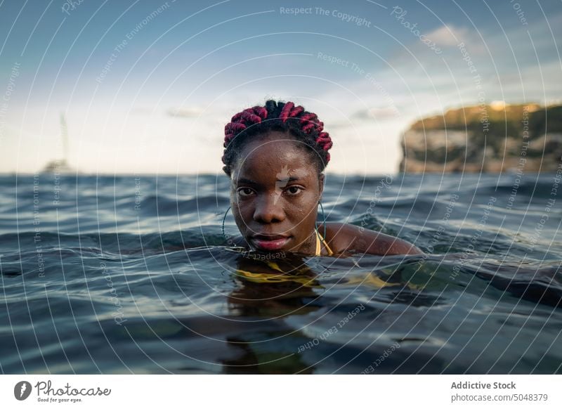 Schwarze Frau schwimmt im Meer schwimmen MEER Sommer Urlaub Porträt Wasser sich[Akk] entspannen Erholung ruhen jung Ausflug reisen Tourismus Tourist tagsüber