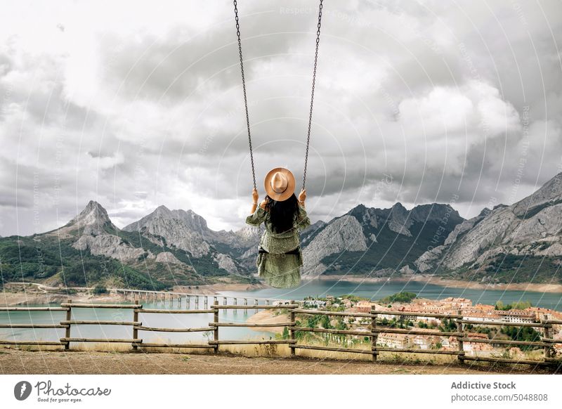 Anonyme Frau auf Schaukel in der Nähe des Bergsees pendeln Berge u. Gebirge See Stadt León Tourist riaño Spanien Wochenende wolkig Himmel romantisch brünett