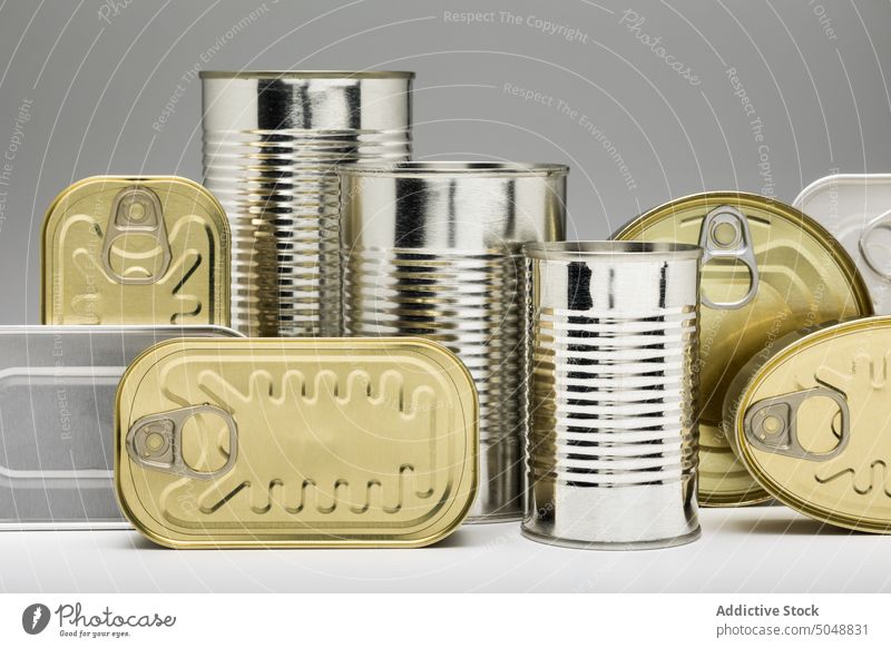 Satz gestapelter ungeöffneter Dosen Büchse Metall Blechdose Lebensmittel Container konserviert vereinzelt Produkt Hintergrund Verpackung Muster Leichtmetall