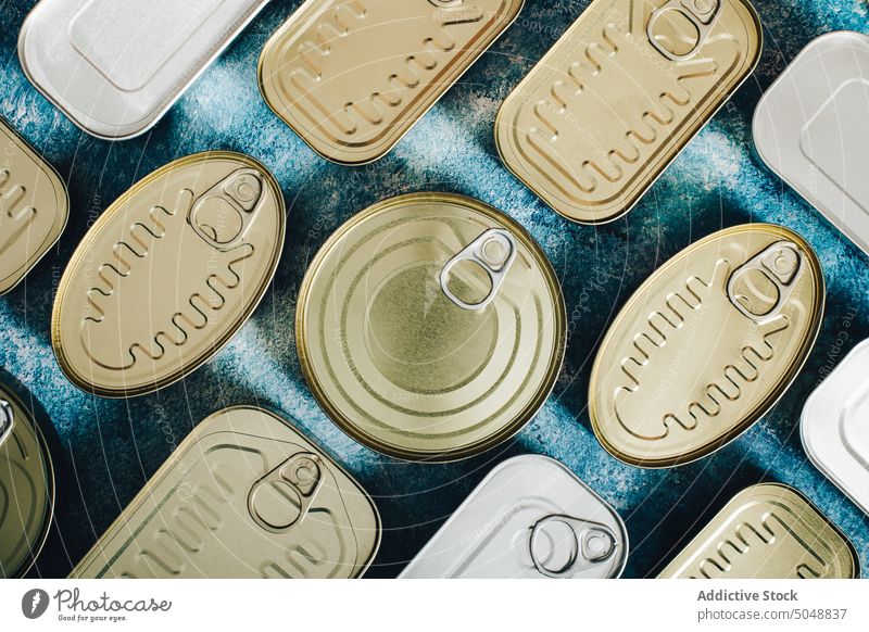 Satz ungeöffnete Dosen Büchse Metall Blechdose Lebensmittel Container konserviert vereinzelt Produkt Hintergrund Verpackung Muster Leichtmetall konservieren