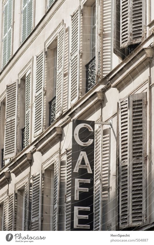 Dezenter Hinweis Paris Stadt Altstadt Haus Gebäude Mauer Wand Fassade Fenster Schriftzeichen Schilder & Markierungen alt ästhetisch grau weiß Café Leuchtreklame