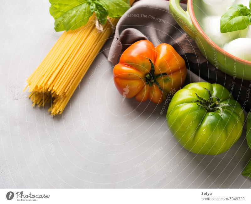 Italienisches Lebensmittel Tomaten-Mozzarella-Stillleben Küche Käse Koch ungekocht Caprese Salatbeilage Spätzle Spaghetti Saucen lokal grau rustikal hölzern