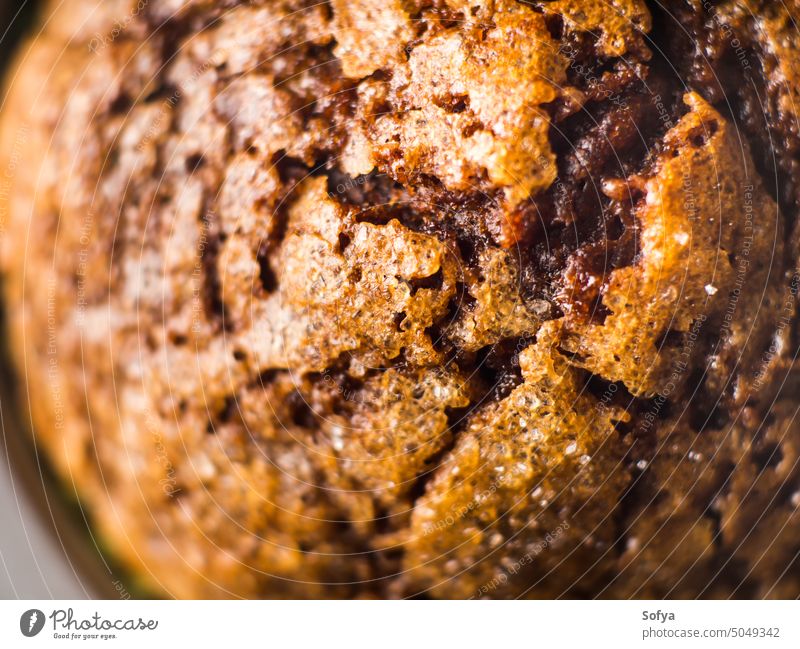 Bananen-Schokoladen-Muffin mit Karamellzucker-Belag backen Kuchen Makro Nahaufnahme Zucker Textur dunkel Tablett Bäckerei Produkt Koch süß Lebensmittel Dessert