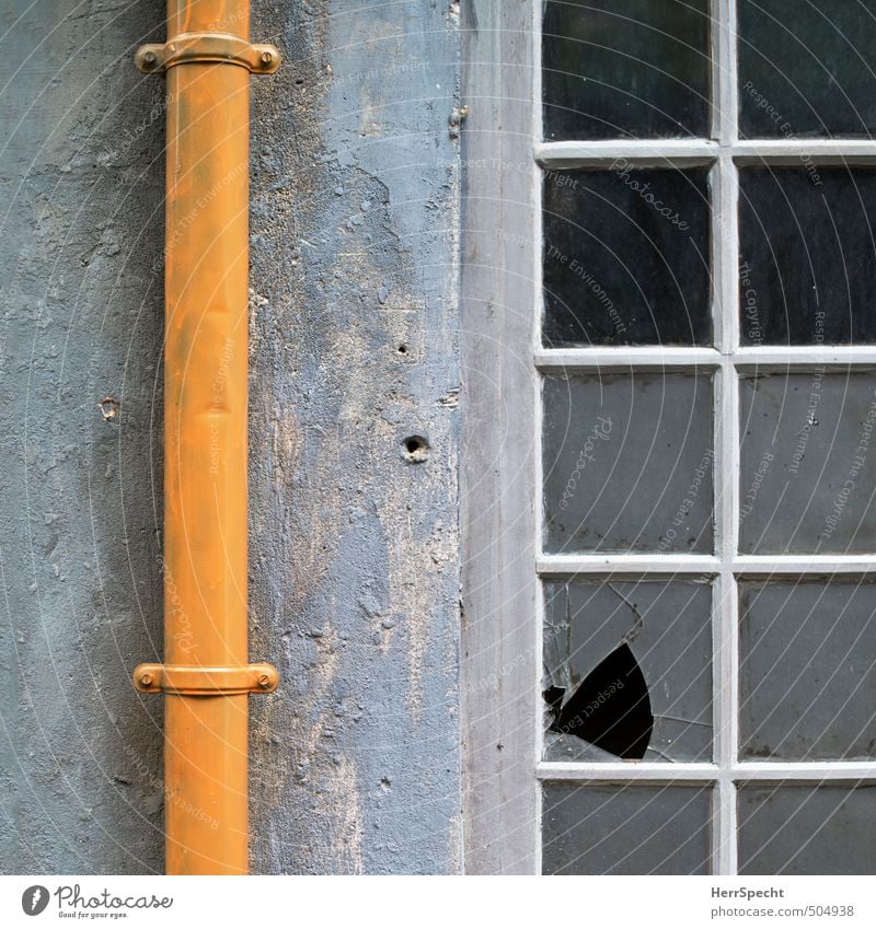 Hinterhöfisch Paris Stadt Altstadt Haus Gebäude Mauer Wand Fenster Dachrinne Glas alt kaputt trashig trist gelb grau weiß Fensterscheibe Zerbrochenes Fenster