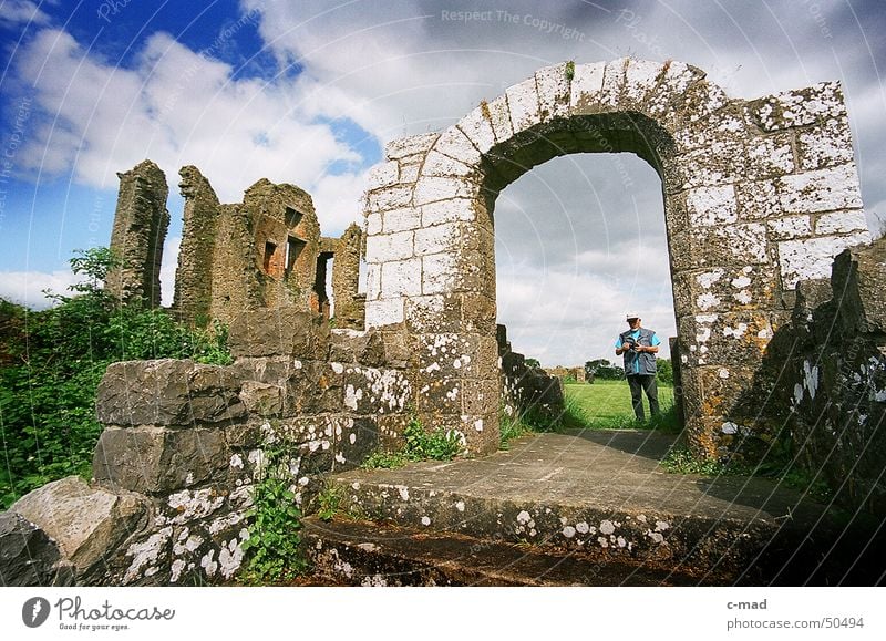 Crom Castle am Lough Erne Nordirland Ruine Bauwerk Torbogen Mann Tourist Weitwinkel See Wolken Park grün grau Sommer Fluss Wasser Turm castle Baustelle Mensch