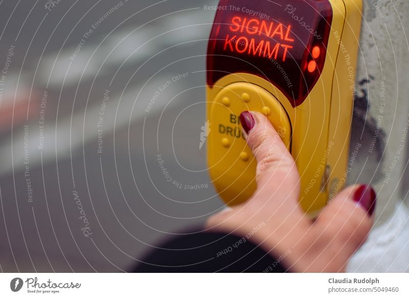 Frauenhand drückt Schalter an Bedarfsampel & Schrift 'Signal kommt' leuchtet auf Straßenübergang Fußgängerampel Bitte drücken Fußgängerüberweg Ampel Sicherheit