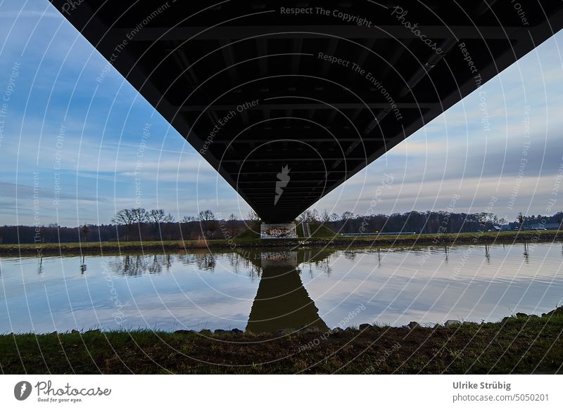 Spiegelung der Brücke und des Himmels im Kanal #Himmel #Brücke #Spiegelung #Kanal #Wasser #Winter Reflexion & Spiegelung Licht Architektur Deutschland