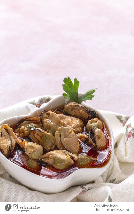 Teller mit Muscheln auf Serviette Speise serviert Saucen Essen zubereiten Weichtier Meeresfrüchte Mittagessen Feinschmecker Amuse-Gueule Miesmuschel