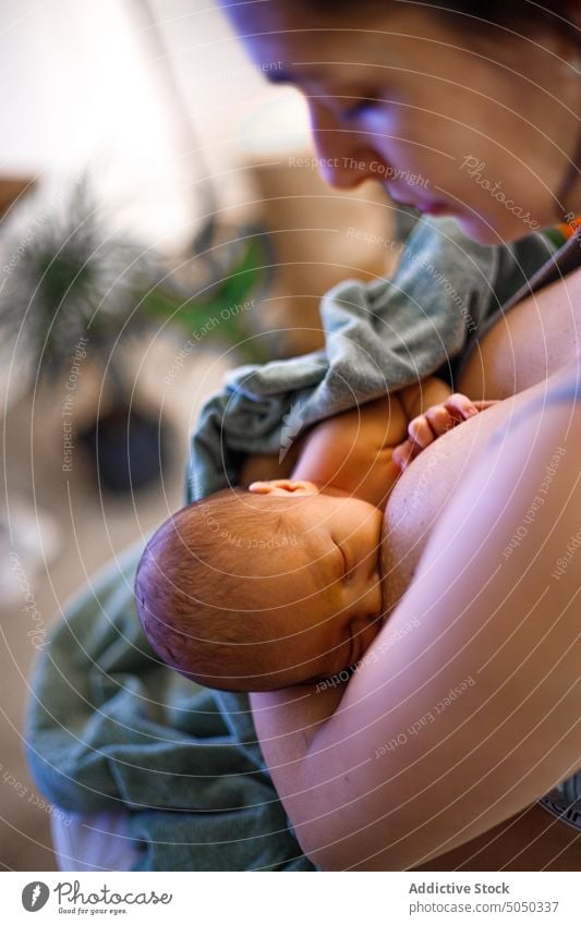 Crop-Mutter, die ihr neugeborenes Kind stillt Frau Baby stillen Säugling Umarmen Liebe Umarmung Pflege Brust Angebot heimwärts Zusammensein Eltern