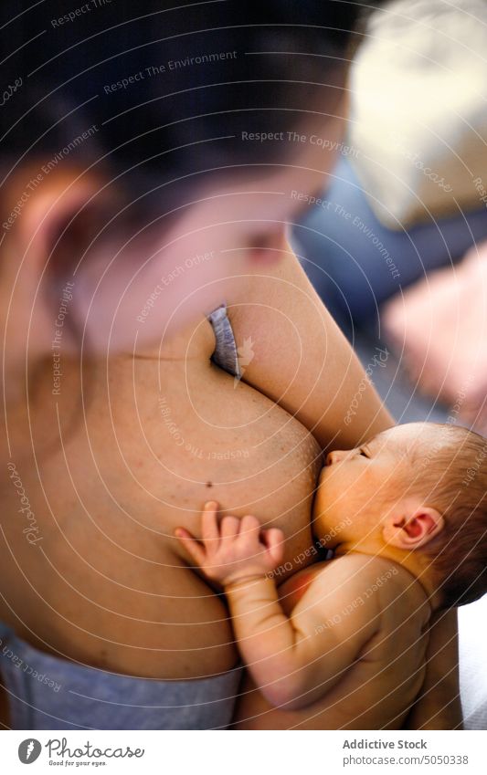 Crop-Mutter, die ihr neugeborenes Kind stillt Frau Baby stillen Säugling Umarmen Liebe Umarmung Pflege Brust Angebot heimwärts Zusammensein Eltern