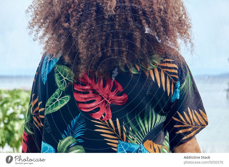 Anonyme ethnische Frau mit lockigem Haar am Meeresstrand MEER Porträt Sommer genießen sorgenfrei hispanisch Inhalt Vorschein Strand tropisch krause Haare