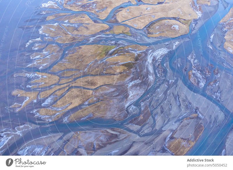 Atemberaubender Blick aus der Luft auf eine Flussmündung in der Natur Mündung Tal Feuchtgebiet Landschaft Wasser malerisch Gelände Island Saison atemberaubend