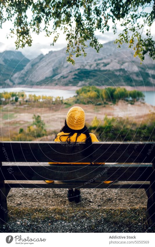 Frau sitzt auf einer Bank in der Nähe eines Bergsees genießen bewundern Berge u. Gebirge See Tal Natur Hochland Ansicht Windstille Gelassenheit ruhig