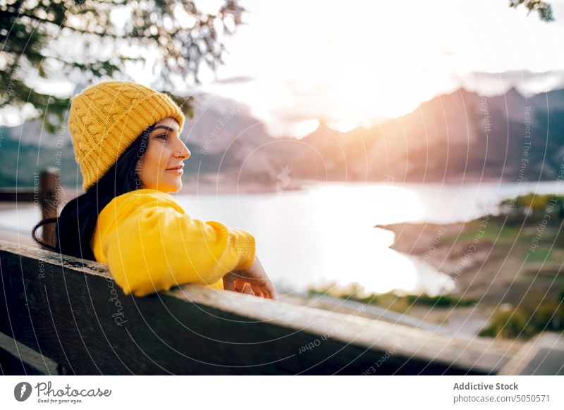 Frau sitzt auf einer Bank in der Nähe eines Bergsees genießen bewundern Berge u. Gebirge See Tal Natur Hochland Ansicht Windstille Gelassenheit ruhig