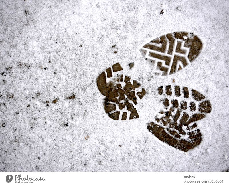 Ein gescheiterter Versuch in jemandes Fußstapfen zu treten Schnee Fußabdruck Fußspur kalt Winter Spuren Fußspuren weiß Schneespur Wege & Pfade Schneedecke