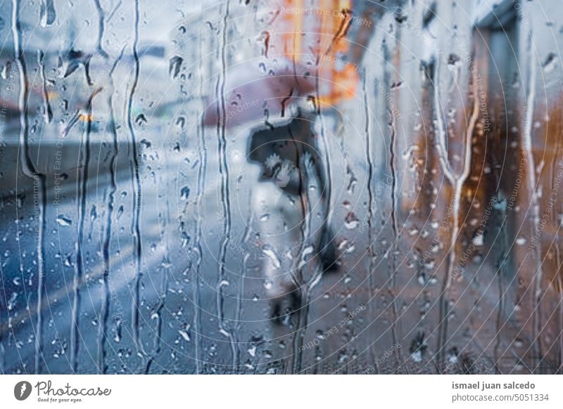 frau mit regenschirm an regentagen im winter in bilbao, baskenland, spanien Menschen Person Fußgänger Regenschirm regnerisch regnet Regentag Regenzeit Wasser