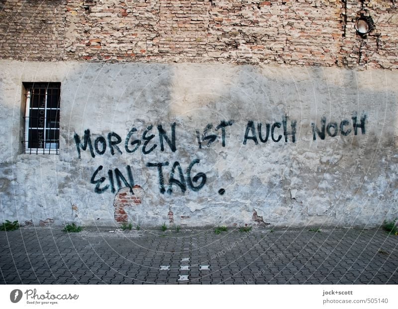 Morgen ist auch noch ein Tag. Kreuzberg Wand Fassade Fenster Backstein Zeichen warten einzigartig Weisheit Trägheit planen Termin & Datum Unlust Straßenkunst