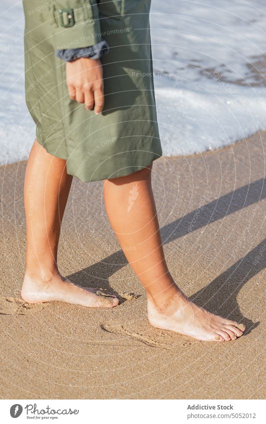 Crop barfuß Frau zu Fuß entlang der Meeresküste Barfuß Spaziergang MEER Wasser winken schäumen Strand Sand Küste Ufer Urlaub Natur reisen Feiertag Meeresufer