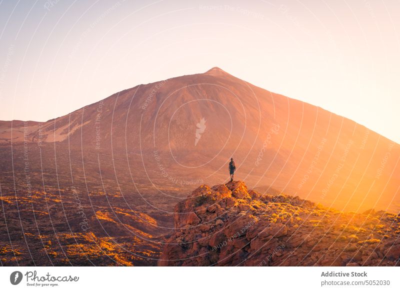 Kleine Silhouette eines Reisenden vor einem riesigen Vulkan Landschaft Berge u. Gebirge Spanien Teneriffa Kanarische Inseln felsig Tourist Kontrast Saum Felsen