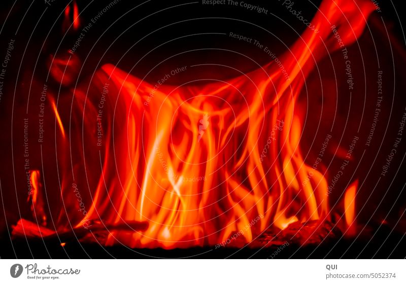 Schön warm und knisternd..... Flammen im Ofen Feuer Heizung Heizen Wärme Holz Alternative Heiß Brennen Feuerstelle orange Brand gemütlich Licht Knisternd