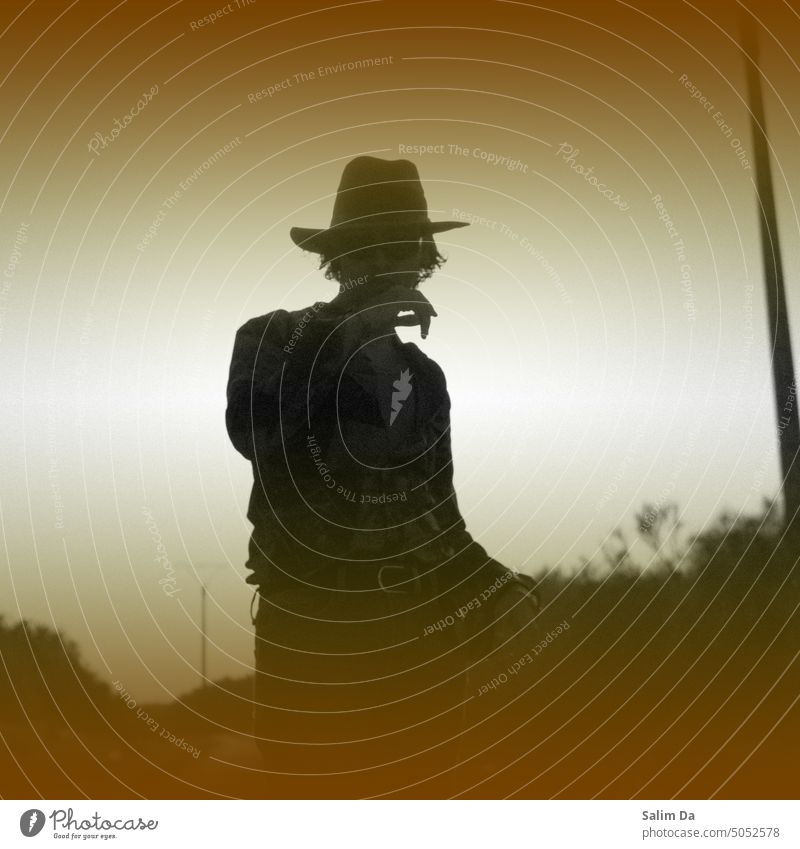 Ästhetisches Schwarz-Weiß-Bild eines stilvollen Mannes Ästhetik Kunst künstlerisch schwarz auf weiß Schwarz-Weiß-Fotografie Schwarzweißfoto Hut Cowboy männlich