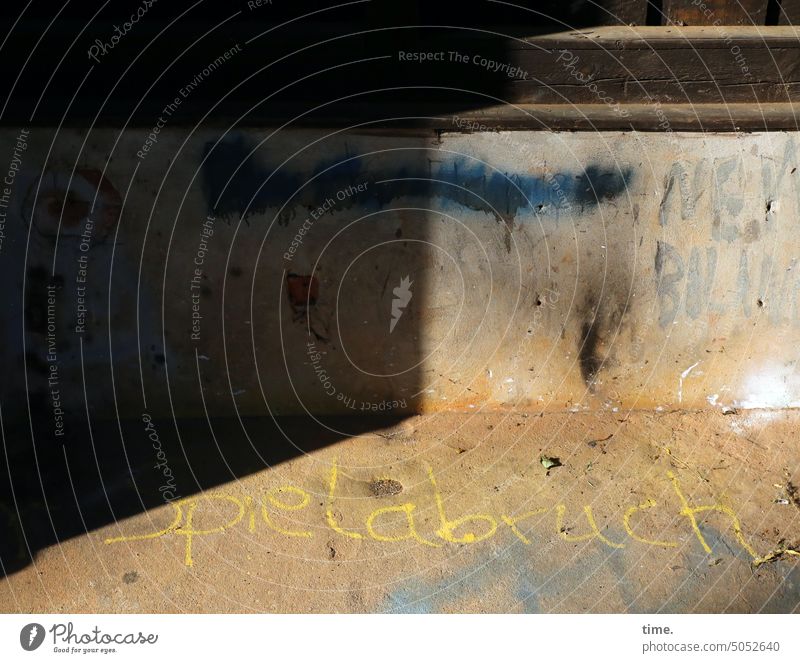 Ottogravieh Mauer Text Schriftzug Orthografie Buchstaben sonnenlicht schatten Fußboden Ende Grafitti geschrieben Geschriebenes Mitteilung Kommunikation