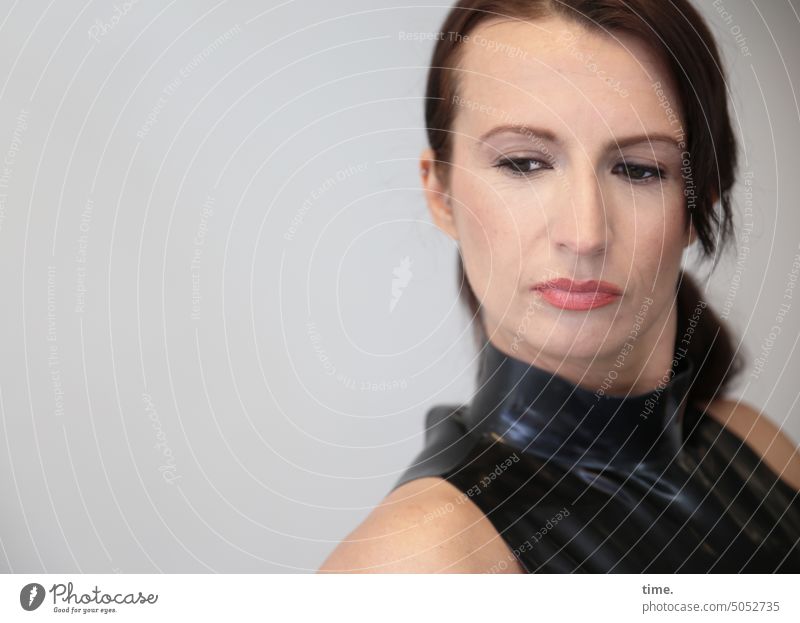 Frau, stolz und nachdenklich Portrait feminin weiblich Gesicht Blick nach unten langhaarig Zopf schauen dunkelhaarig