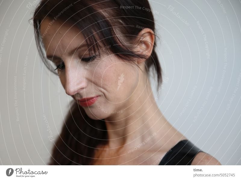 Frau, nachdenklich dunkelhaarig schauen Zopf langhaarig Blick nach unten Gesicht weiblich feminin Portrait