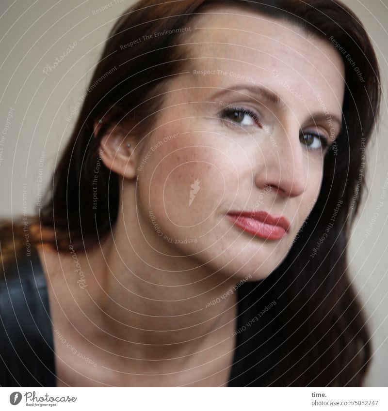 Frau, skeptisch portrait frau feminin langhaarig dunkelhaarig blick Blick in die Kamera Gesicht close androgyn