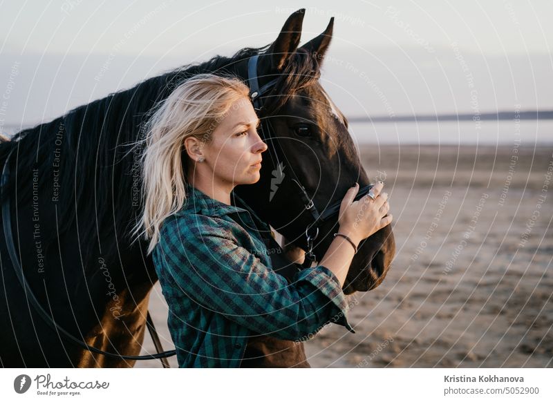 Porträt einer erwachsenen Frau mit schönem Pferd in der Natur. Konzept der Liebe für kleinere Brüder, Fürsorge und Tierausbildung im Freien Reiterin Bauernhof