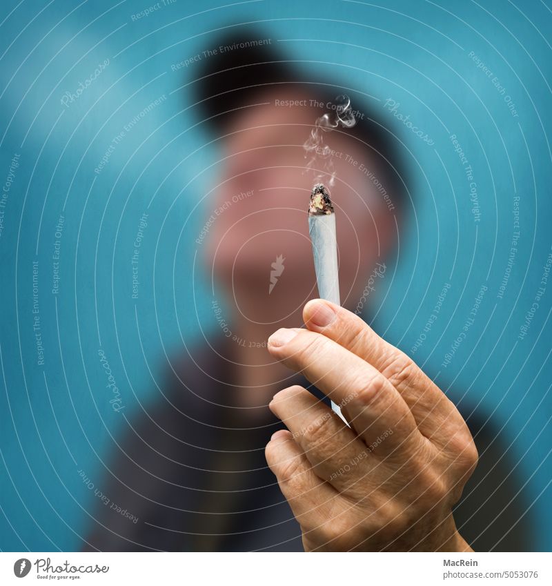 Mann raucht einen Joint Droge Drogenmissbrauch Drogensucht Drogensüchtiger eigenbedarf Eine Person Erwachsene Erwachsener Eskapismus Europäer Freizeit Hand Hanf