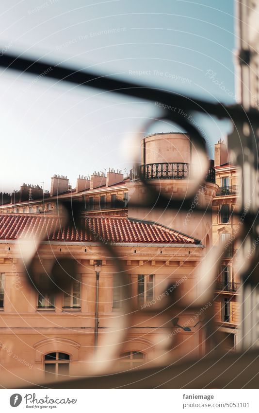 regard par la fenêtre Marseille Blick aus dem Fenster Vordergrund Turm Türmchen mediterran Frankreich französisch französischer Balkon Geländer Balkongeländer