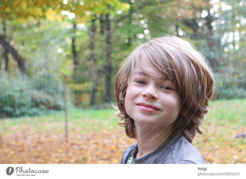 Porträt eines lächelnden Jungen in der Natur Mensch Kind Kindheit Kopf Haare Lächeln draußen Nahaufnahme Haare & Frisuren Gesicht Farbfoto Außenaufnahme