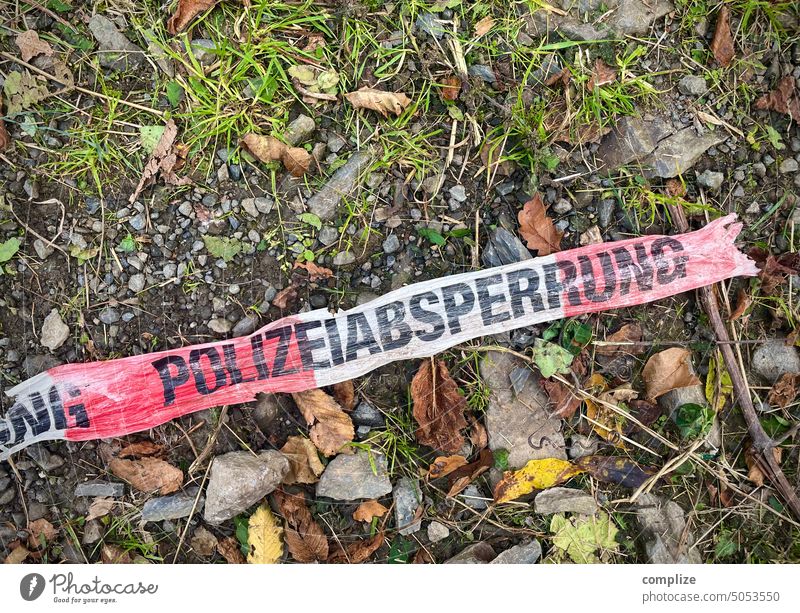 Polizeiabsperrung Absperrband Tatort Band tatort krimi kriminalfall polizei mord leiche natur fundstück verdächtig weg abgelegen absperrband