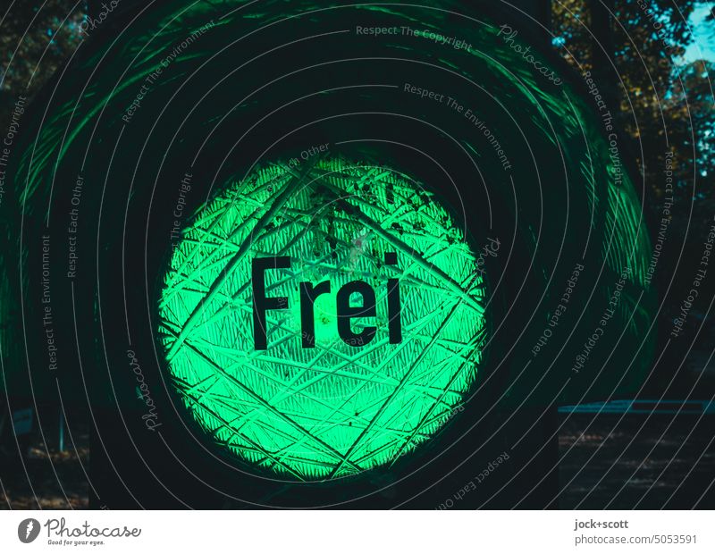 Grünes Licht zur freien Fahrt Ampel grün Kunstlicht leuchten Verkehrsschild Wort Deutsch Detailaufnahme aufleuchten Mobilität Technik & Technologie Silhouette