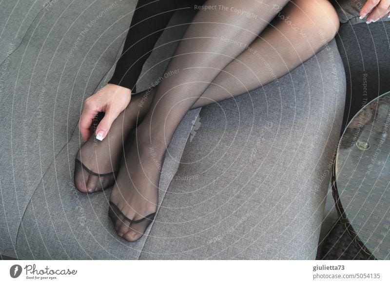 Feierabend, entspannt die Füße ausruhen, sexy Frauenbeine in schwarzen Nylons auf der Couch nylonstrumpfhose Feinstrümpfe Frauenfüße Beine Beine gekreuzt fuesse
