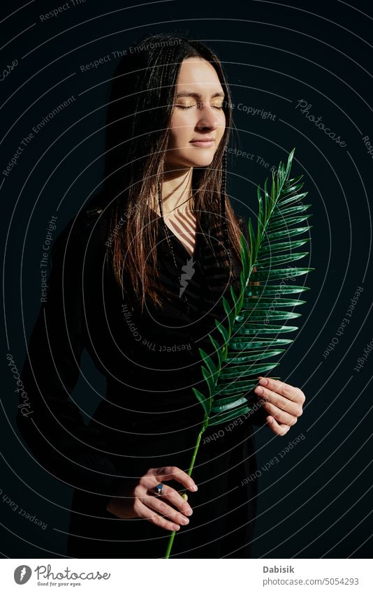 Frauenporträt mit Palmblatt in der Hand Porträt Blatt Pflanze Gesicht Menschen Sommer kreativ Mode konzeptionell Öko Wellness Handfläche Natur Frühling Konzept